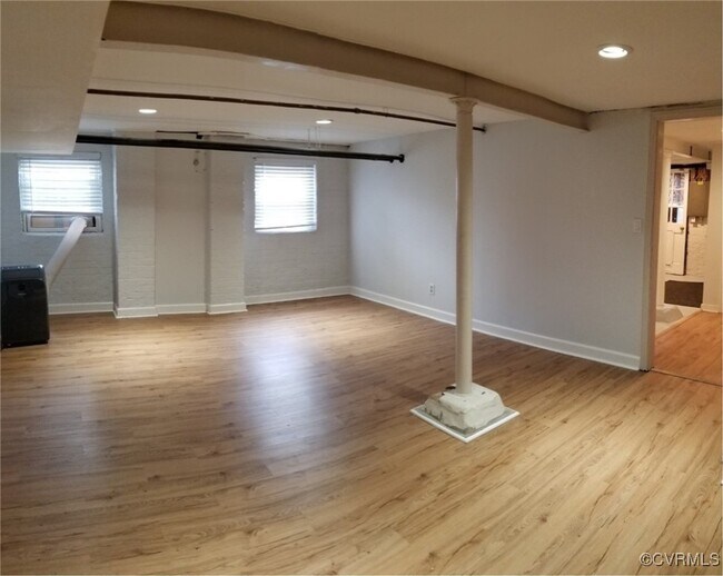 Building Photo - 527 N Sheppard St