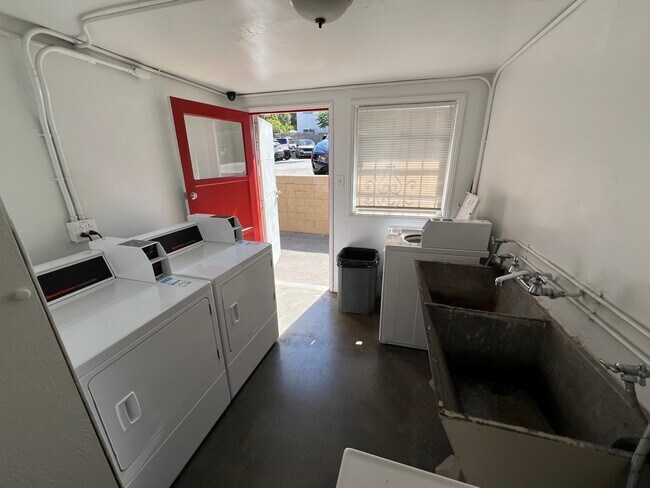 Building Photo - 814 S Verdugo Rd