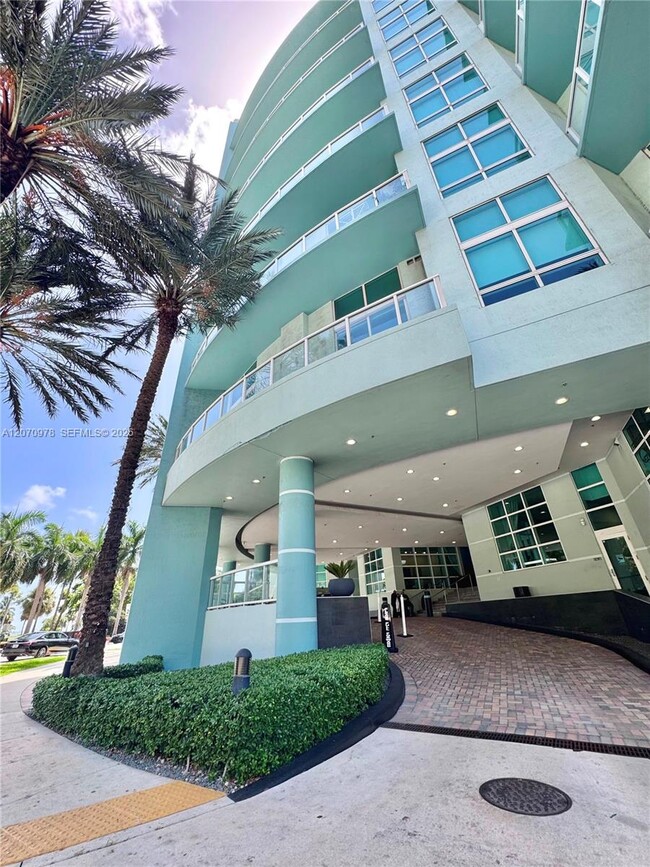 Building Photo - 1900 N Bayshore Dr