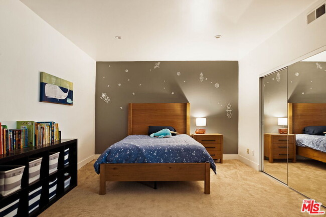 Building Photo - 303 Mavis Dr