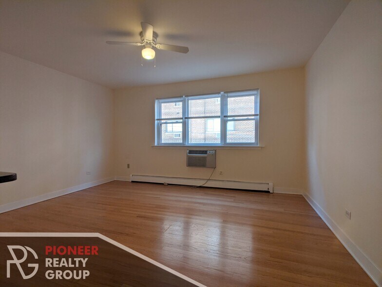 Building Photo - 630 W Wrightwood Ave