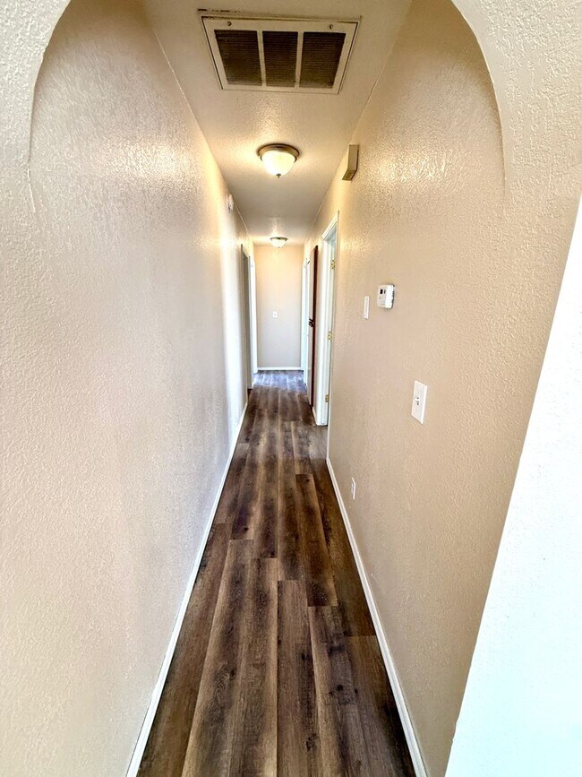 Building Photo - Cute 3 Bedroom 2 Bathroom House in Hualapa...