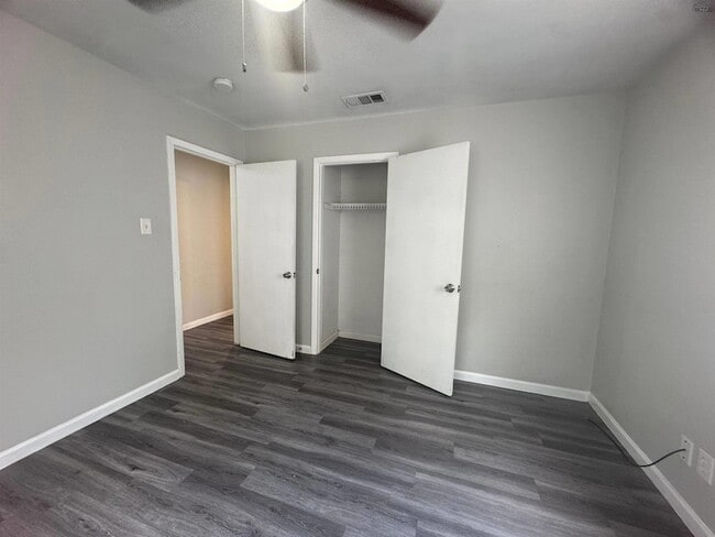 Building Photo - 204 W Garden Dr