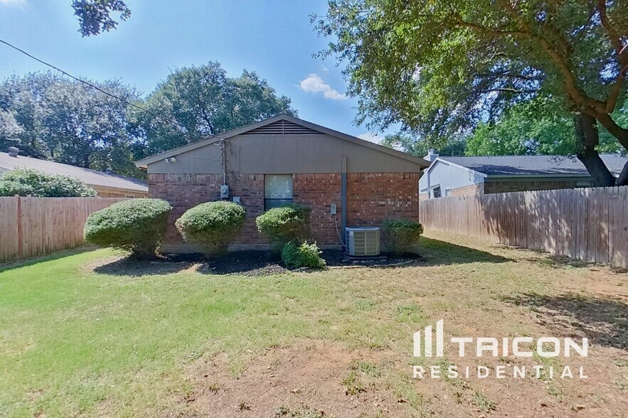 Building Photo - 4931 Darrow Ln