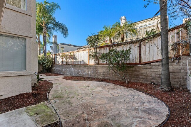 Building Photo - Spacious Vista Home