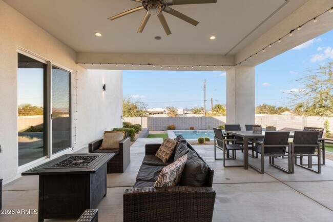 Building Photo - 2252 E South Mountain Ave