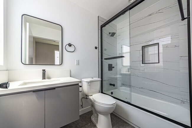 Building Photo - Stunning 4-bedroom, 4-bathroom tri-level t...