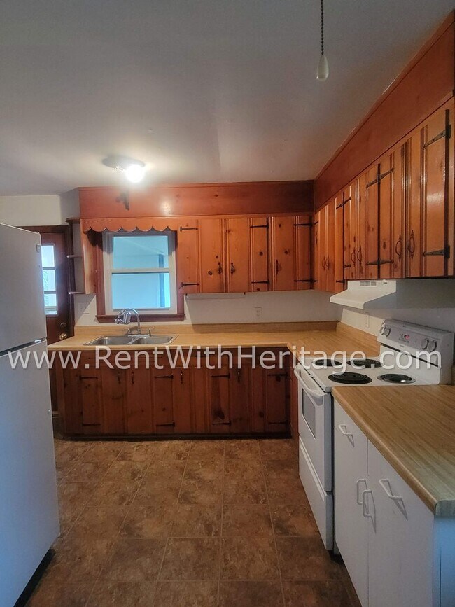 Building Photo - GRAMPA'S BUNGELOW - AWESOME BRICK RANCH WITH FULL UNFINISHED BASEMENT / GREAT LOCATION