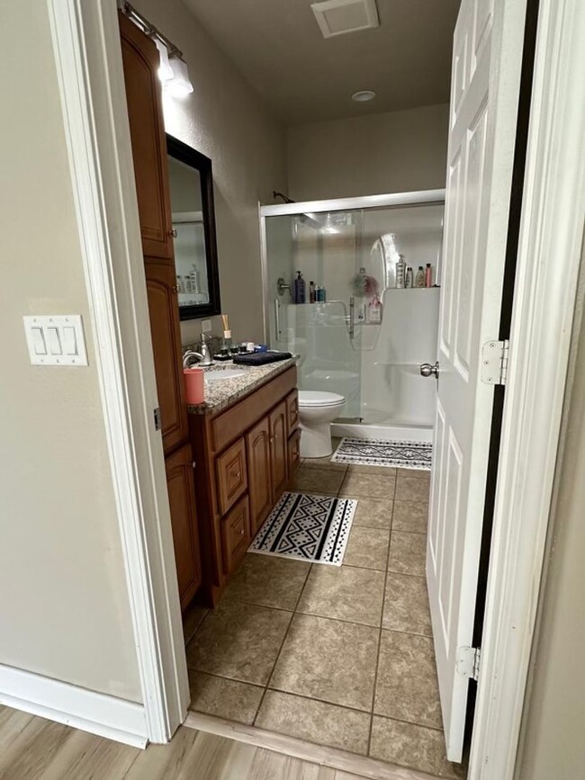 Building Photo - Lovely Townhouse in Great Location