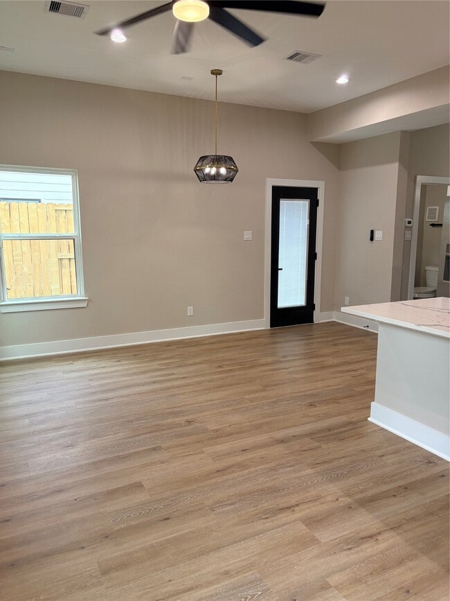 Building Photo - 2105 Esther Dr