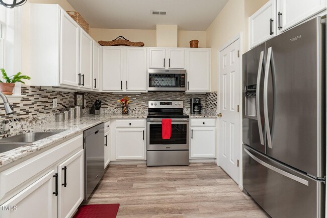 Building Photo - Beautifully Updated Townhome Near Historic Downtown Apex