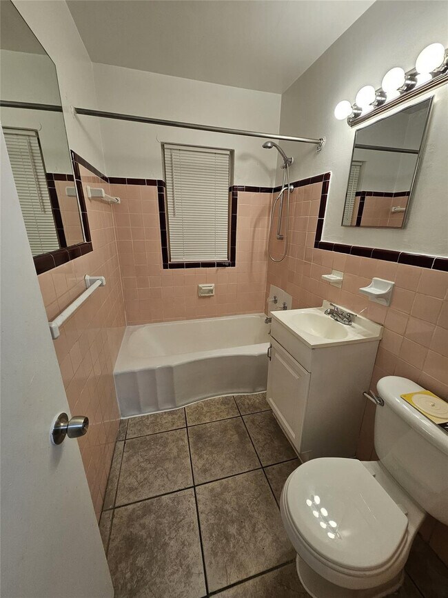 Building Photo - 1100 NE 12th Ave