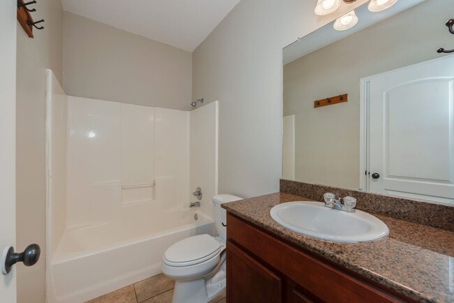 Building Photo - 3 Bed + 3 Bath - Spacious Duplex