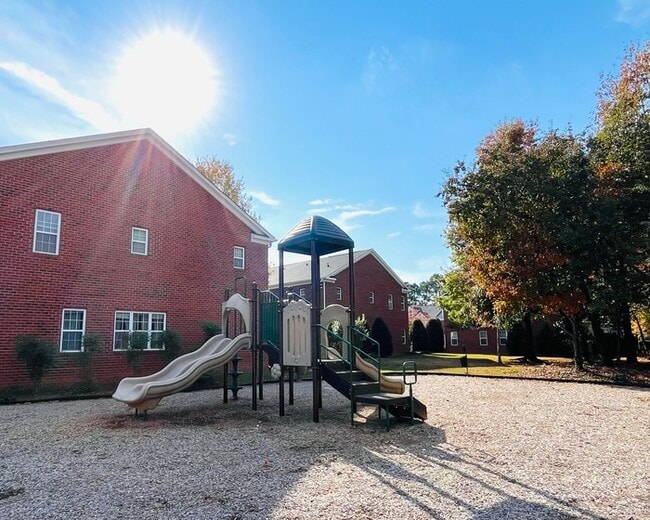 Building Photo - 2 Bed 2 Bath SPACIOUS Town Home! LOCATION ...