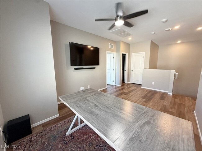 Building Photo - 525 Mossy Cup St