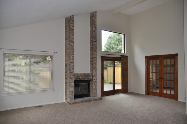 Building Photo - 1443 Briar Cir
