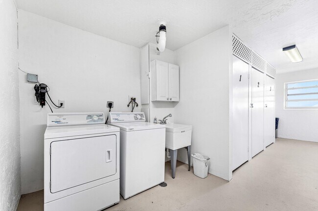 Building Photo - 1160 Hillsboro Mile