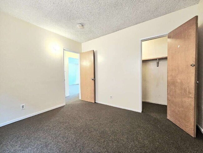 Building Photo - 231 E 89th St