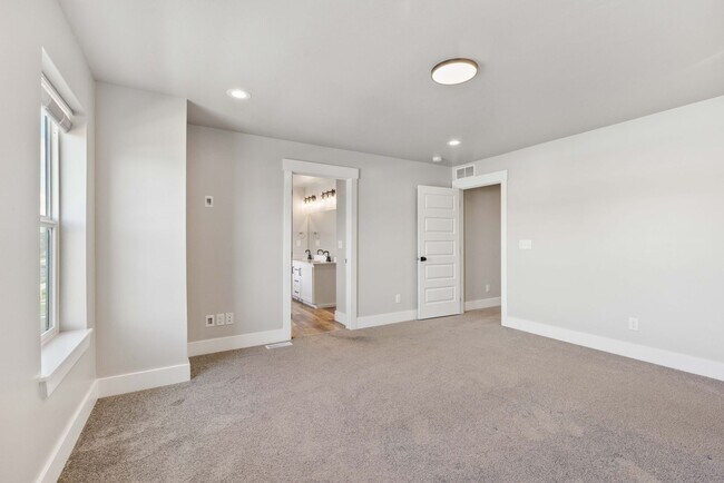 Building Photo - Awesome end unit 3 Bed 2.5 Bath townhome i...