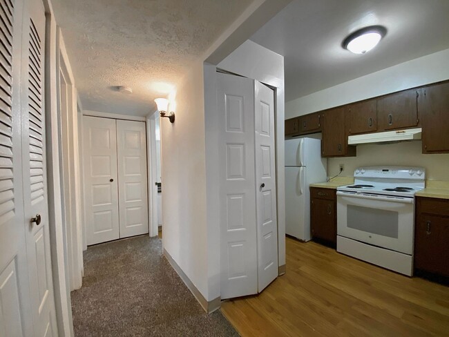 Building Photo - Evansville, Indiana*** 2 Bed 1 Bath $1039....