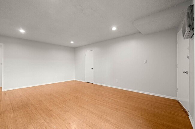 Building Photo - 607 Flores St