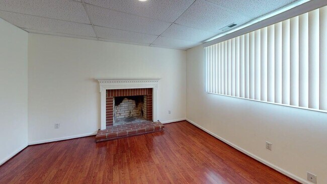 Building Photo - 975 Murray Ln