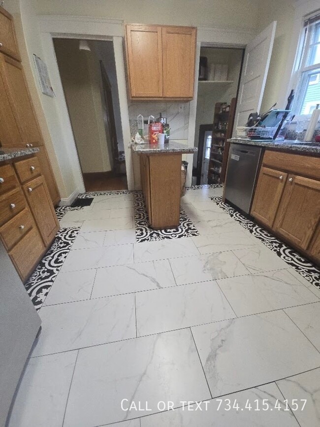 Building Photo - 818 Packard St