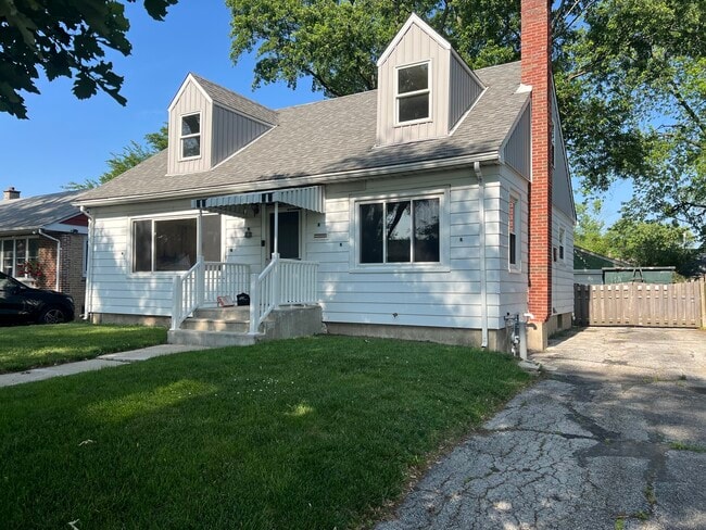 Building Photo - 9243 Lynwood Dr