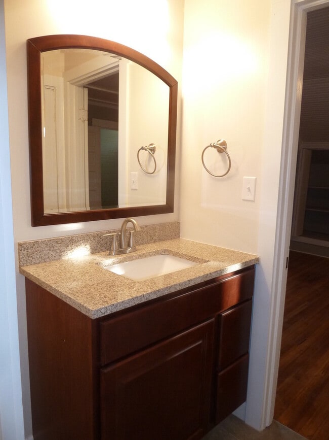 Building Photo - Stunning, renovated 7br home in the heart ...