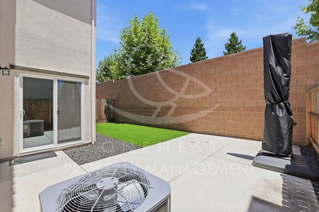 Building Photo - Practically Brand new | 3 bedroom 2.5 bathroom + loft