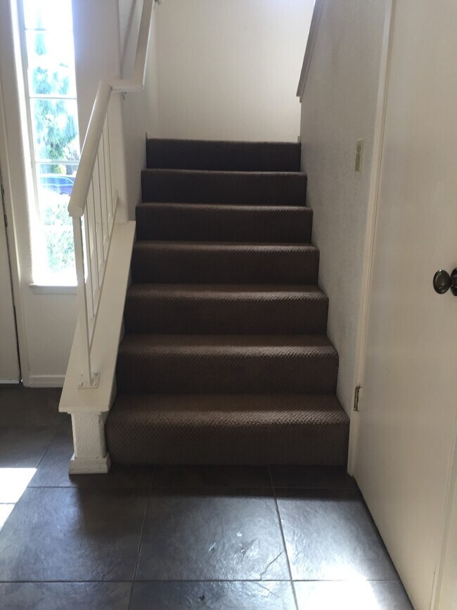 Building Photo - 2 story 3 bed in Northwest Bakersfield with Solar - $2400 + $130 Solar Fee