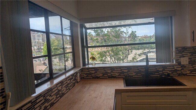 Building Photo - 8860 Villa La Jolla Dr