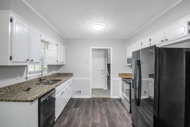 Building Photo - Beautiful 3-bedroom 2 bath home on a good-sized lot!