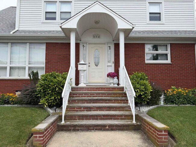 Building Photo - 654 Chase Ave