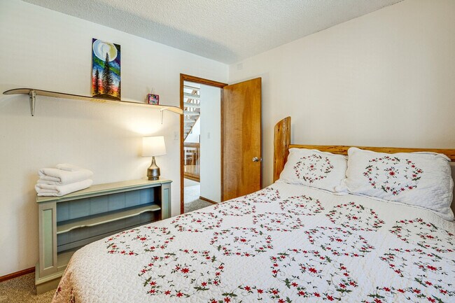 Building Photo - 320 E Gunnison Ave