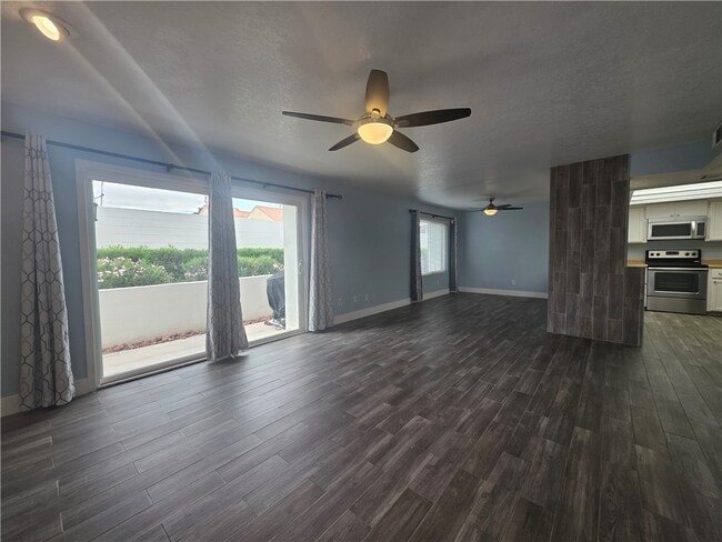 Building Photo - 1800 Club House Dr