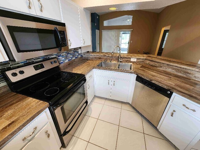 Building Photo - 7493 Briarbay Loop