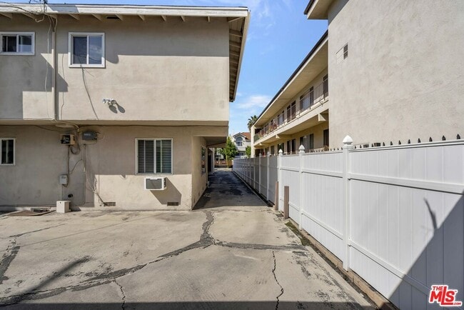 Building Photo - 932 Wilcox Ave