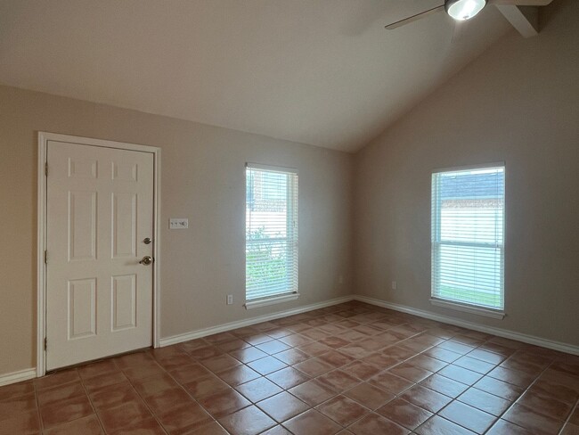 Building Photo - TWO BEDROOM ONE BATH APARTMENT