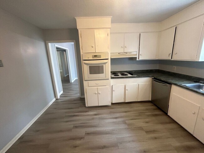 Building Photo - 715 Montague Road Unit D