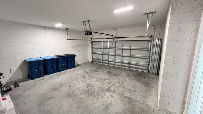 Building Photo - GORGEOUS Bedroom, 2 Bathroom Home in Palm ...