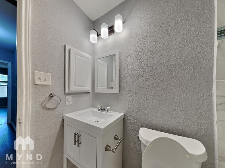 Building Photo - 6006 Ashley Spring