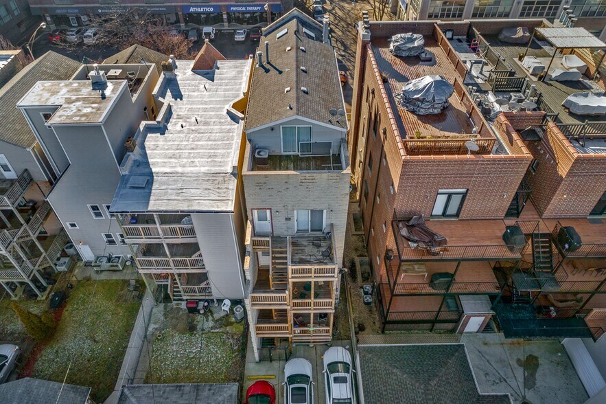 Building Photo - 1320 W Diversey Pky