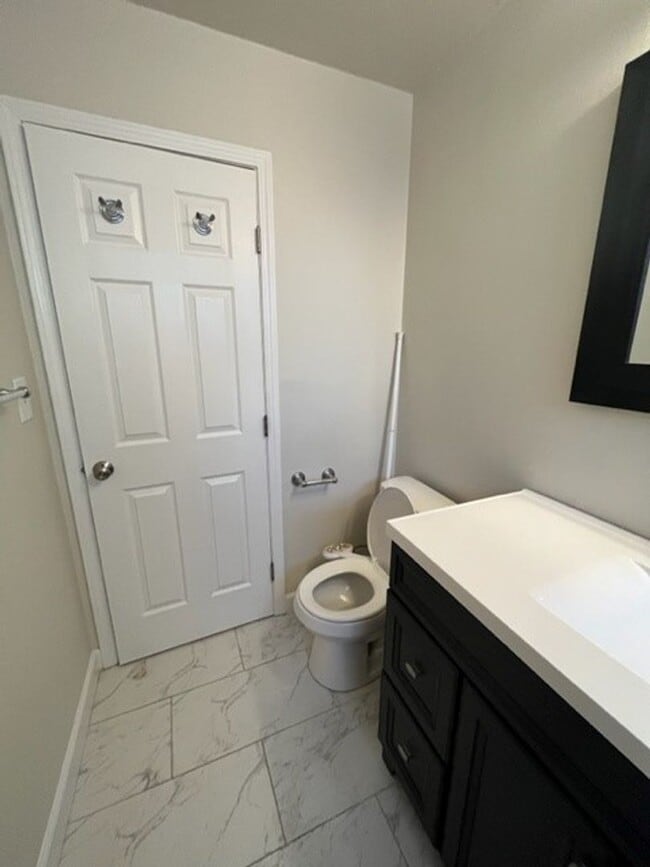 Building Photo - Spacious 2 bed 1bath home in the well desi...