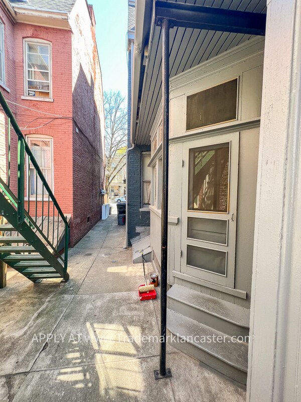 Building Photo - 132 College Ave