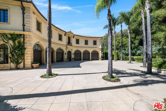 Building Photo - 70 Beverly Park St