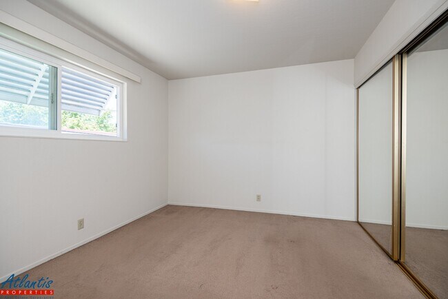 Building Photo - 642 Blythe Ct