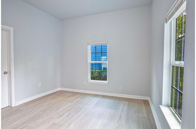 Building Photo - Convenient Home near Downtown's Heart