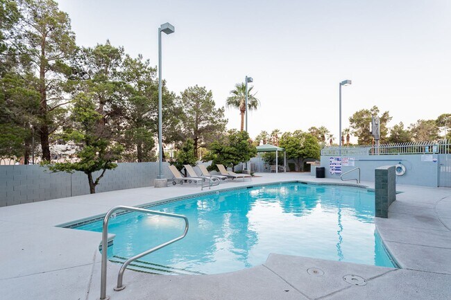 Building Photo - Fully Furnished High Rise with Wynn Golf Course Views!