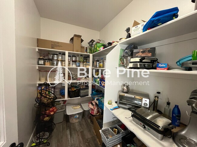 Building Photo - 737 Wilshire Pl
